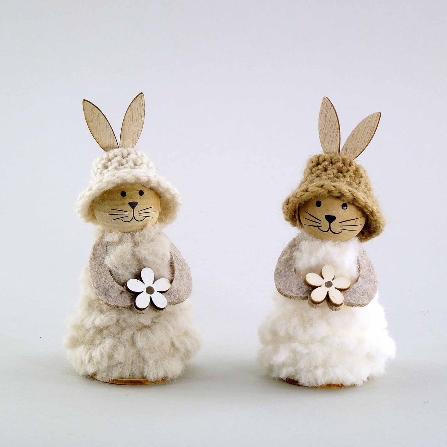 Stehender Hase aus Holz und Stoff. Es gibt ihn in 2 Farbkombinationen. 
Maße: Höhe ca. 12 cm
Material: Holz, Stoff, Filz, Strick
Farben: natur, weiß, creme
Lieferumfang: 1 Hase in der ausgesuchten Farbkombination