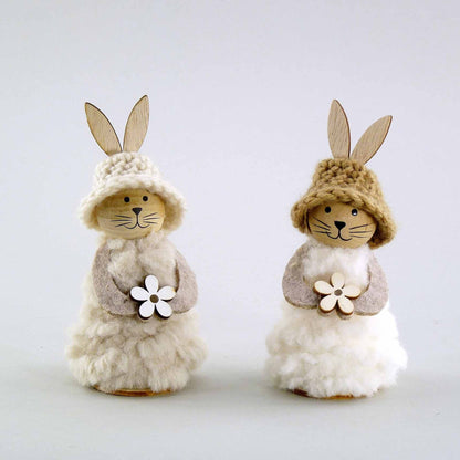Stehender Hase aus Holz und Stoff. Es gibt ihn in 2 Farbkombinationen. 
Maße: Höhe ca. 12 cm
Material: Holz, Stoff, Filz, Strick
Farben: natur, weiß, creme
Lieferumfang: 1 Hase in der ausgesuchten Farbkombination
