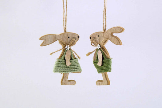 Hase zum Hängen mit einer Hose oder Rock aus Jute - Er und Sie - was für ein tolles Paar. Seine Hose ist grün und ihr Rock mintfarben. Höhe: ca. 10,0 cm (+ Hänger) - Material: Holz, Jute - Farben: natur, grün, mint - Lieferumfang: 1 Hase zum Hängen in der ausgesuchten Variante