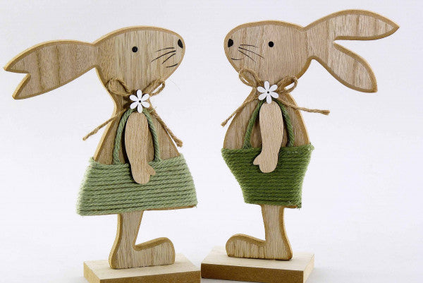 Hase auf einem Holzsockel mit einer Hose oder Rock aus Jute - Er und Sie - was für ein wunderschönes Paar. Seine Hose ist grün und ihr Rock mintfarben. Höhe: ca. 20,0 cm - Material: Holz, Jute - Farben: natur, grün, mint - Lieferumfang: 1 Hase auf Holzsockel in der ausgesuchten Variante