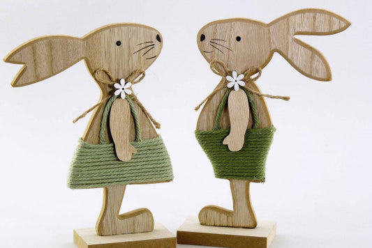 Hase auf einem Holzsockel mit einer Hose oder Rock aus Jute - Er und Sie - was für ein wunderschönes Paar. Seine Hose ist grün und ihr Rock mintfarben. Höhe: ca. 20,0 cm - Material: Holz, Jute - Farben: natur, grün, mint - Lieferumfang: 1 Hase auf Holzsockel in der ausgesuchten Variante