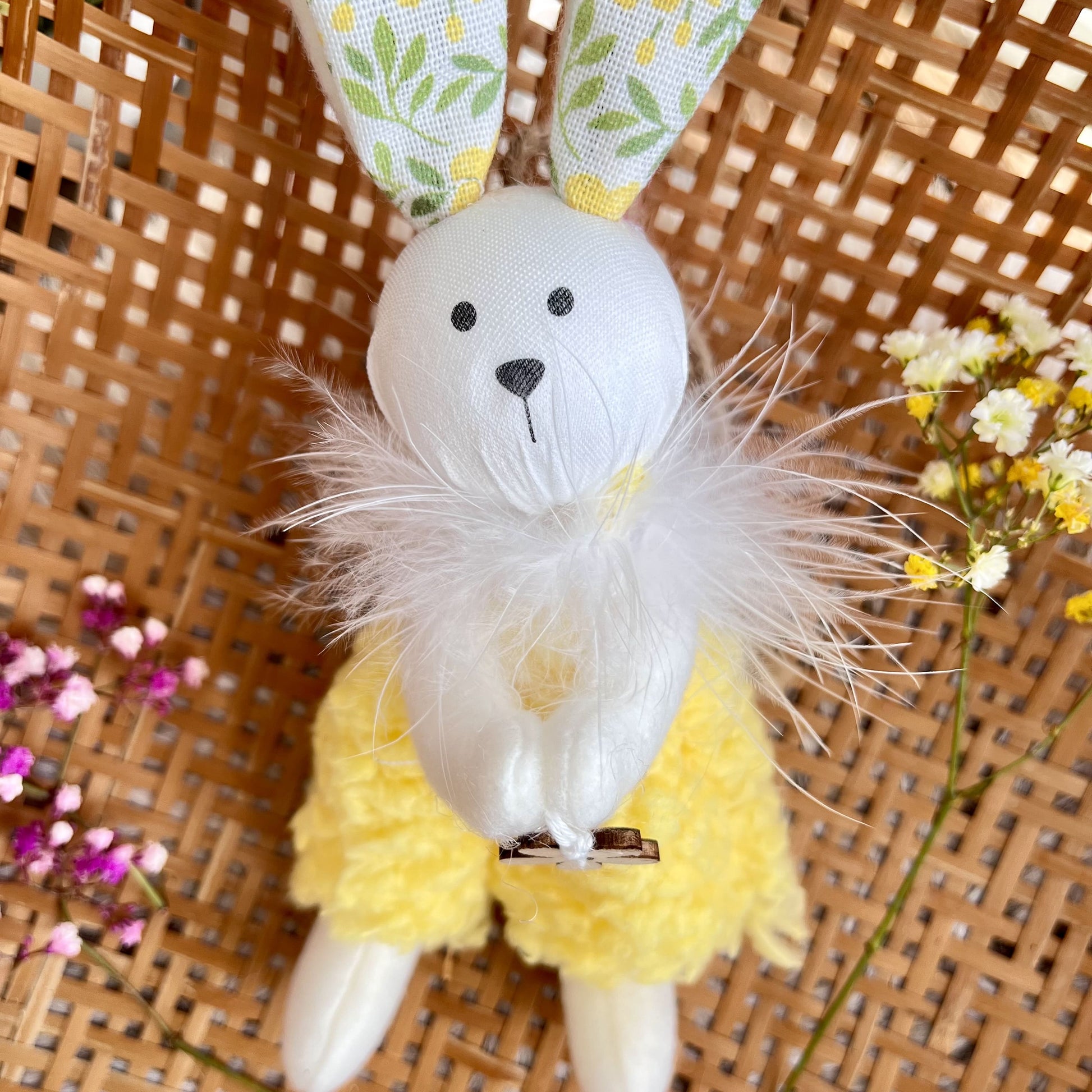 Diese beiden süßen Hasen haben eine Blume aus Holz in ihren Händen. Es gibt sie in 2 Ausführungen. Entweder mit gelben, oder mit einem weißen Kleidchen.
Maße: Höhe ca 20 cm + Hänger
Material: Stoff, Filz, Holz
Farben: gelb, weiß
Lieferumfang: 1 Hase zum Hängen in der ausgesuchten Farbe