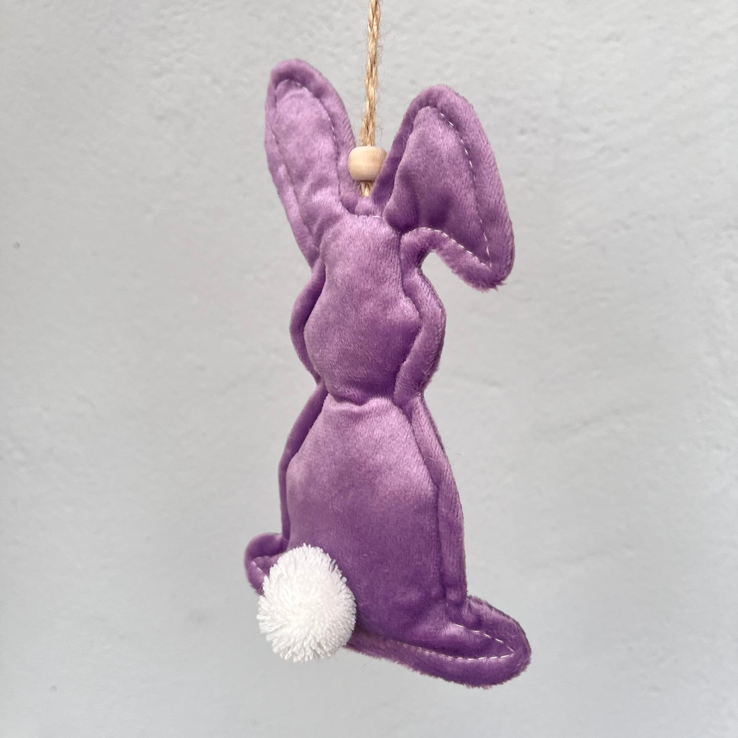 Hase aus Samt zum Hängen in lila - niedlicher Osterhase mit lustigem weißen Bommel
Maße: H 17 cm x B 10,0 cm + Hänger
Material: Samt
Farbe: lila Hase mit weißem Bommel