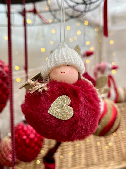 Dieser knuffige Plüschengel bringt Freude in jedes Zuhause und zaubert einem ein Lächeln ins Gesicht. Die süße Strickmütze und funkelnden Glitzerflügel verleihen dem Engel einen originellen Look.
Maße: H ca. 7,5 cm
Material: Plüsch, Strick
Farben: rot, weiß, gold
Lieferumfang: 1 Fellengel in der ausgesuchten Variante