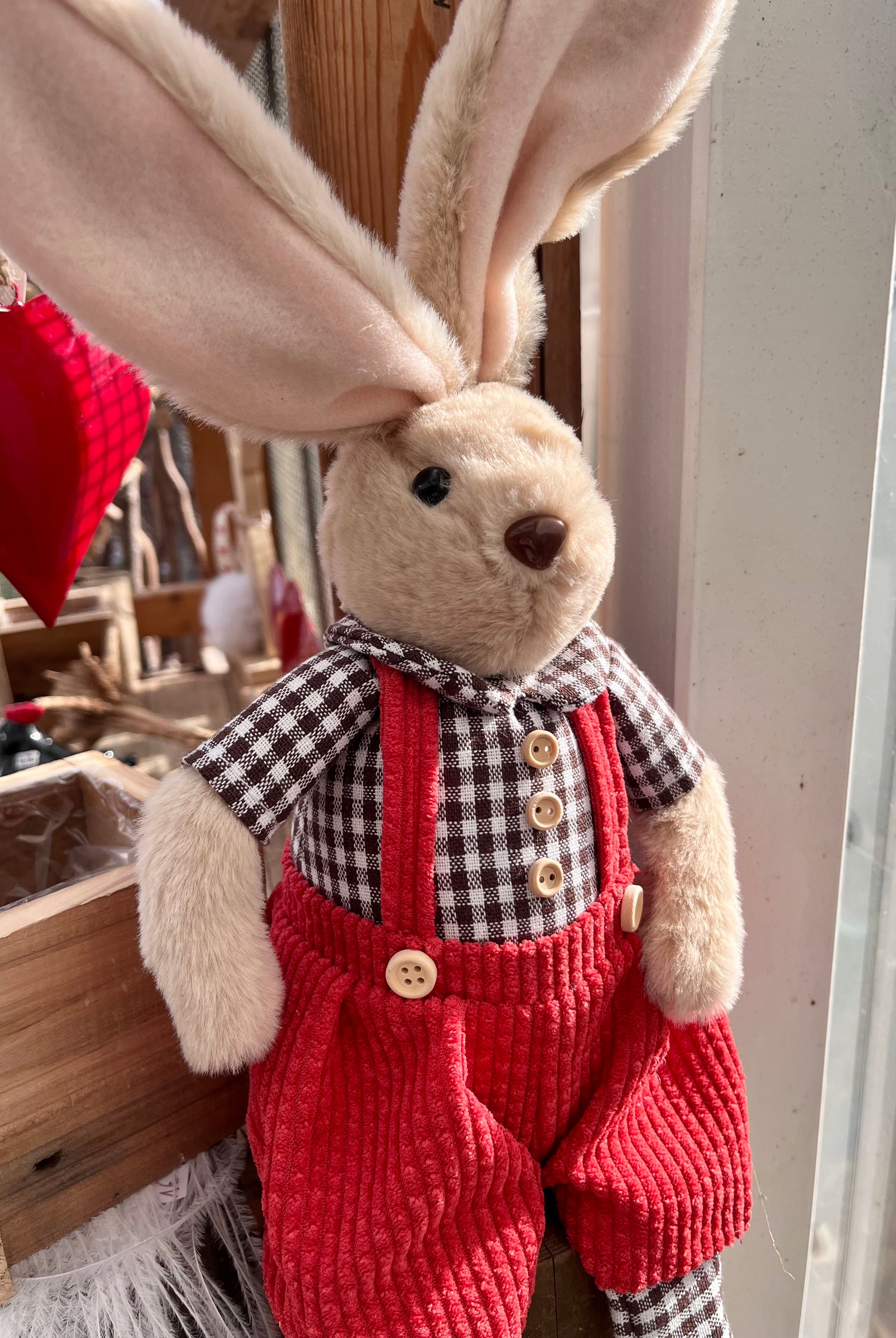 Kantenhocker Hase mit roter Hose und kariertem Hemd. Seine Arme können in alle Richtungen gebogen werden. Dadurch kann er ständig ein neues Aussehen annehmen. Frech sieht er aus, wenn auf einem Hocker sitzt, oder seine Beine einfach irgendwo hinunter baumeln lässt. Höhe: ca. 55 cm (ca 35 cm sitzend + ca 20 cm Füße) 
Gewicht: ca. 480 g - Material: Fell, Stoff, Strick, Kunststoff - Farbe: hellbraun, grün, schwarz, weiß, rosa - 
Lieferumfang: 1 Hase (ohne Hocker)