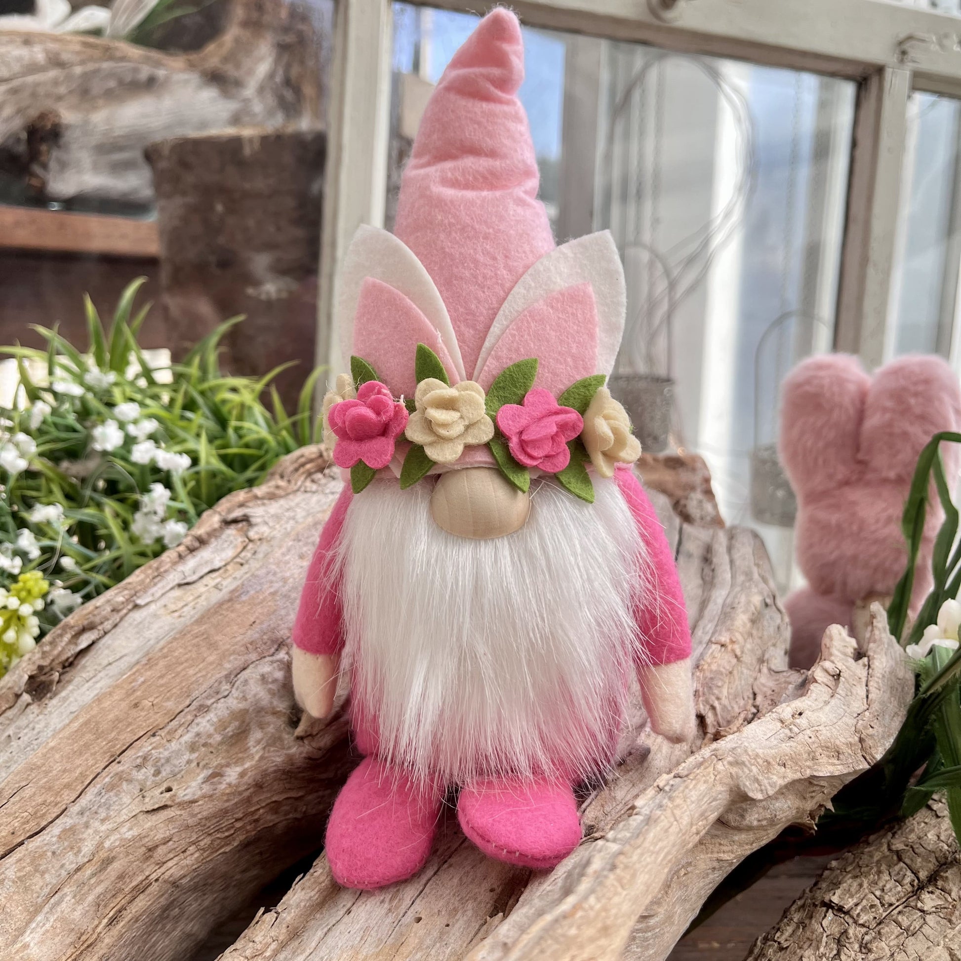 Wichtel Osterhase in 3 Farben erhältlich - In Kombination bilden die drei Wichtel das perfekte Trio zu Ostern. Höhe:20cm - Gewicht: 225 g - Applikationen: Filz Blumen, Hasenohren - Material: Filz, Holz, Stoff - Farben: grün, rosa, lila, weiß