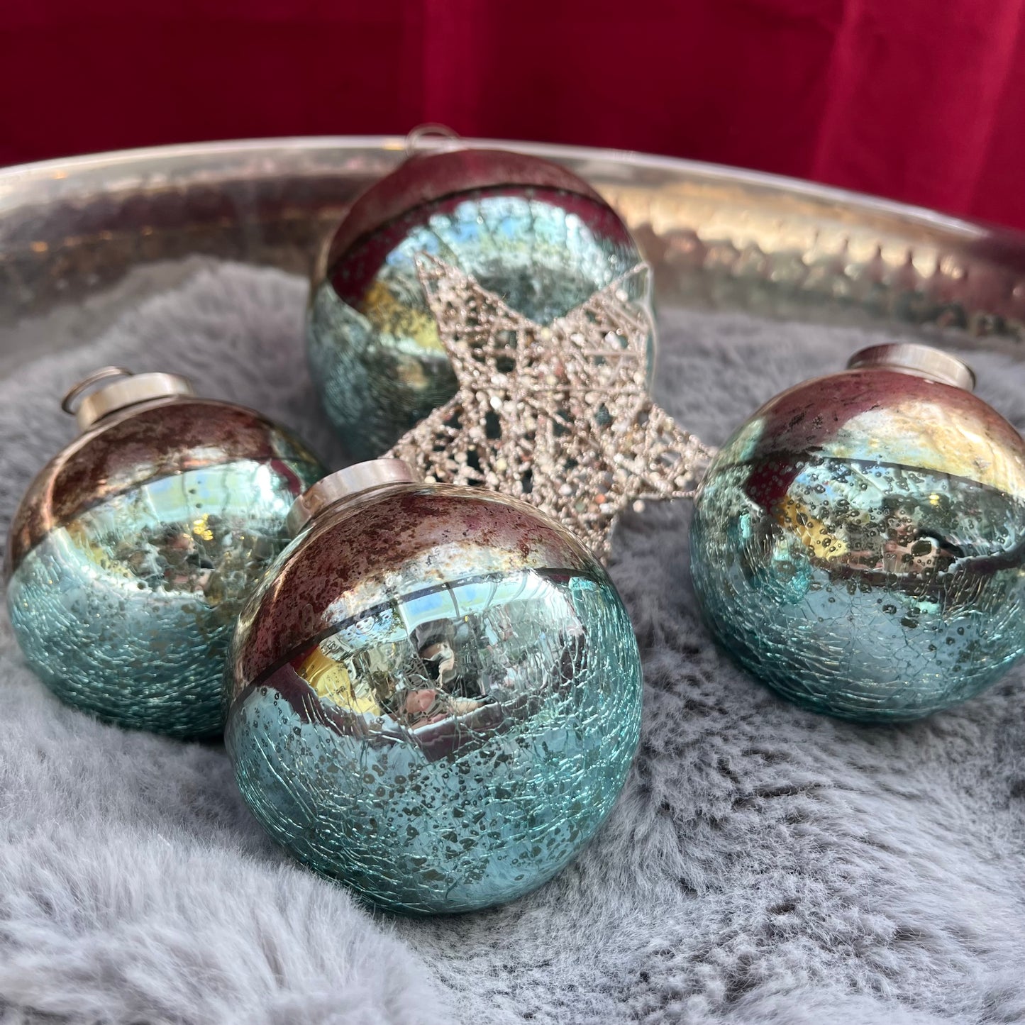 Dieses ausgewählte Set an Weihnachtskugeln ist ein wahres Unikat!
Es besteht aus 4 Glaskugeln und einem funkelnden Stern. Die Besonderheit: In dieser Kombination ist es nur einmal erhältlich. Der ursprüngliche Verkaufspreis im Ladengeschäft liegt bei 34,50€.
Maße: verschiedene Größen
Farben: Gold, Türkis, Silber
Material: Glas, Metall
Lieferumfang: 4 Christbaumkugeln in verschiedenen Größen + Stern