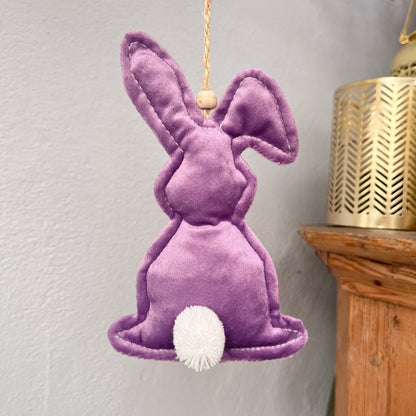 Hase aus Samt zum Hängen in lila - niedlicher Osterhase mit lustigem weißen Bommel
Maße: H 17 cm x B 10,0 cm + Hänger
Material: Samt
Farbe: lila Hase mit weißem Bommel