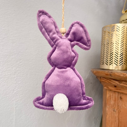 Hase aus Samt zum Hängen in lila - niedlicher Osterhase mit lustigem weißen Bommel
Maße: H 17 cm x B 10,0 cm + Hänger
Material: Samt
Farbe: lila Hase mit weißem Bommel