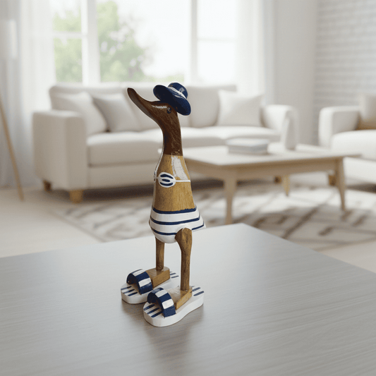 Ente aus Bambus - Badefreund - mit blauen Badelatschen, Sonnenhut und Bikini - Höhe ca. 25 cm.
Wunderschöne Deko aus Bambuswurzel. Jedes Teil handgefertigt und ein Unikat. Ein Hingucker für Drinnen und Draußen.
Ente mit Bikini, Sonnenhut und Badelatschen in blau
Farbe: natur / blau / weiß
Material: Bambus
Maße: Höhe 25 cm
Ursprung: Indonesien