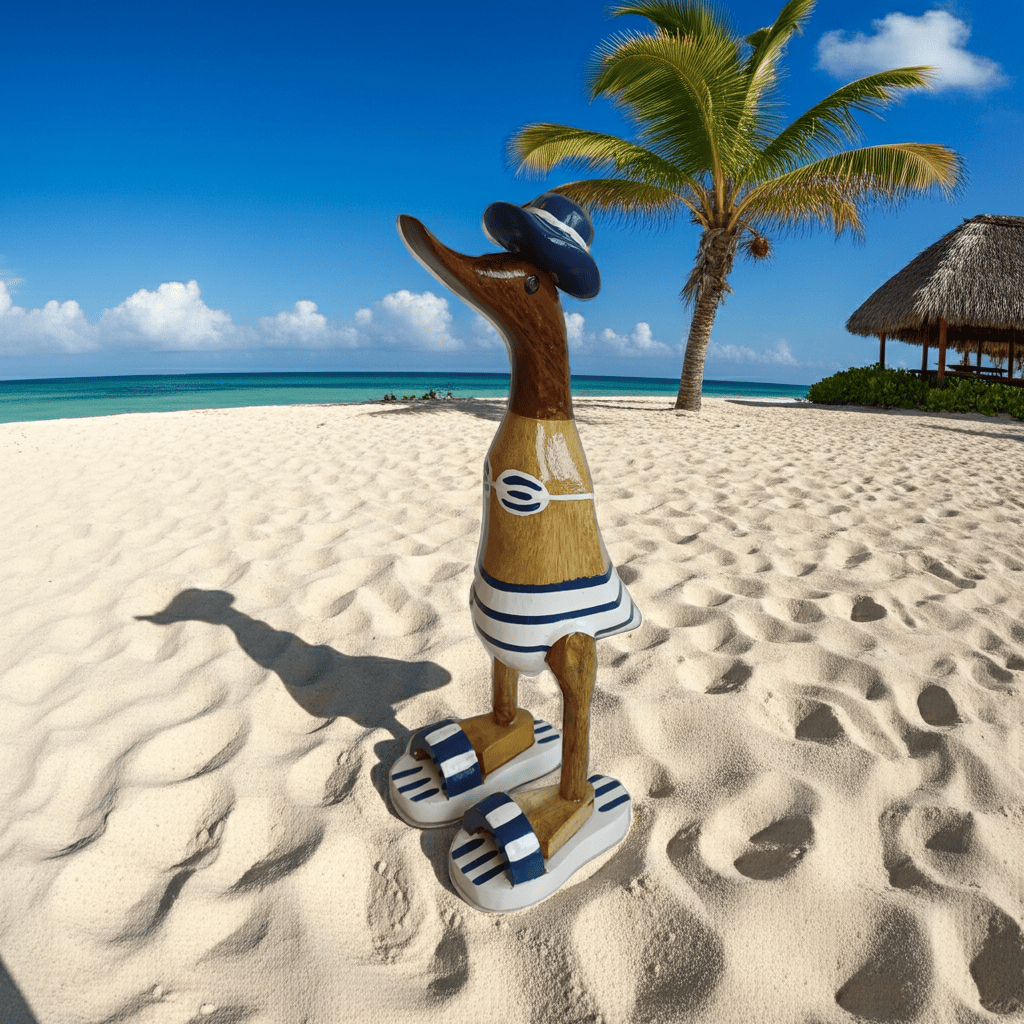 Ente aus Bambus - Badefreund - mit blauen Badelatschen, Sonnenhut und Bikini - Höhe ca. 25 cm.
Wunderschöne Deko aus Bambuswurzel. Jedes Teil handgefertigt und ein Unikat. Ein Hingucker für Drinnen und Draußen.
Ente mit Bikini, Sonnenhut und Badelatschen in blau
Farbe: natur / blau / weiß
Material: Bambus
Maße: Höhe 25 cm
Ursprung: Indonesien