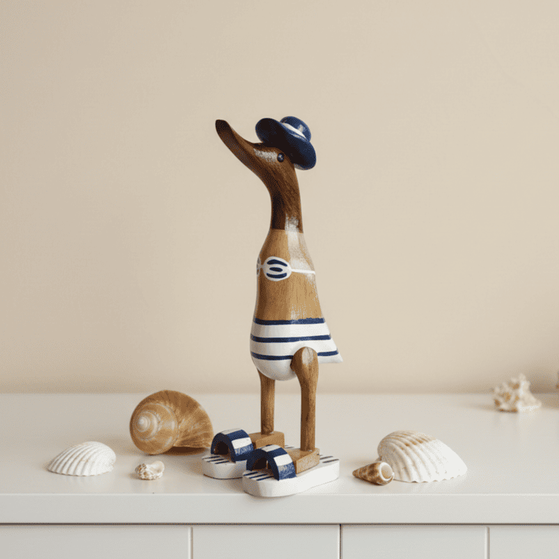 Ente aus Bambus - Badefreund - mit blauen Badelatschen, Sonnenhut und Bikini - Höhe ca. 25 cm.
Wunderschöne Deko aus Bambuswurzel. Jedes Teil handgefertigt und ein Unikat. Ein Hingucker für Drinnen und Draußen.
Ente mit Bikini, Sonnenhut und Badelatschen in blau
Farbe: natur / blau / weiß
Material: Bambus
Maße: Höhe 25 cm
Ursprung: Indonesien
