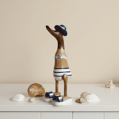Ente aus Bambus - Badefreund - mit blauen Badelatschen, Sonnenhut und Bikini - Höhe ca. 25 cm.
Wunderschöne Deko aus Bambuswurzel. Jedes Teil handgefertigt und ein Unikat. Ein Hingucker für Drinnen und Draußen.
Ente mit Bikini, Sonnenhut und Badelatschen in blau
Farbe: natur / blau / weiß
Material: Bambus
Maße: Höhe 25 cm
Ursprung: Indonesien