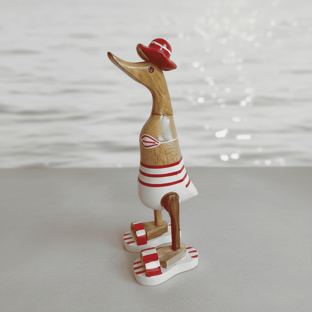 Ente aus Bambus - Badefreund - mit roten Badelatschen, Sonnenhut und Bikini - Höhe ca. 25 cm.
Wunderschöne Deko aus Bambuswurzel. Jedes Teil handgefertigt und ein Unikat. Ein Hingucker für Drinnen und Draußen.
Ente mit Bikini, Sonnenhut und Badelatschen in rot
Farbe: natur / rot / weiß
Material: Bambus
Maße: Höhe 25 cm
Ursprung: Indonesien