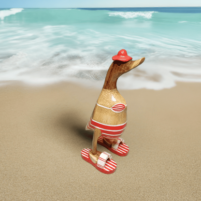 Ente aus Bambus - Badefreund - mit roten Flip Flops, Hut und Bikini - Höhe ca. 25 cm. Wunderschöne Deko aus Bambuswurzel. Jedes Teil handgefertigt und ein Unikat. Ein Hingucker für Drinnen und Draußen