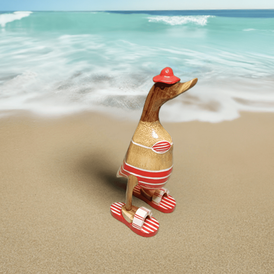 Ente aus Bambus - Badefreund - mit roten Flip Flops, Hut und Bikini - Höhe ca. 25 cm. Wunderschöne Deko aus Bambuswurzel. Jedes Teil handgefertigt und ein Unikat. Ein Hingucker für Drinnen und Draußen