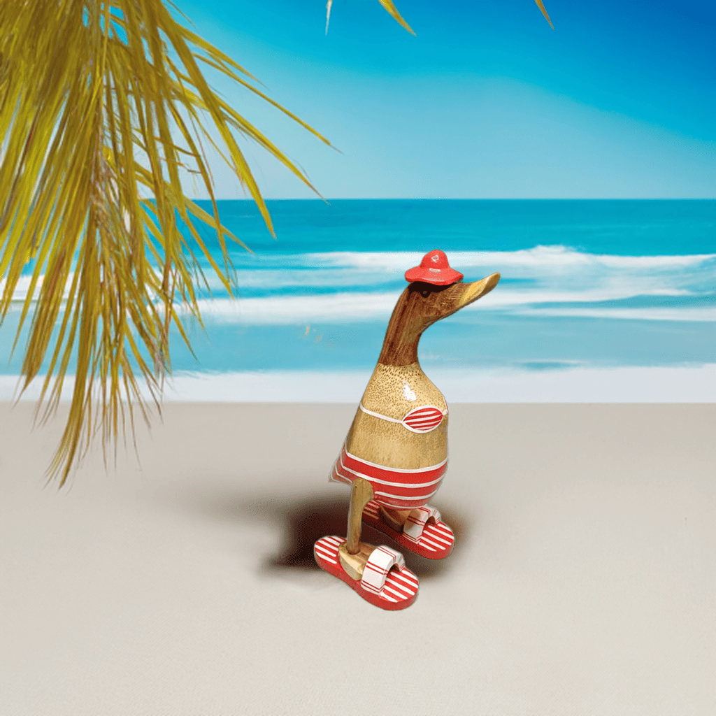 Ente aus Bambus - Badefreund - mit roten Flip Flops, Hut und Bikini - Höhe ca. 25 cm. Wunderschöne Deko aus Bambuswurzel. Jedes Teil handgefertigt und ein Unikat. Ein Hingucker für Drinnen und Draußen