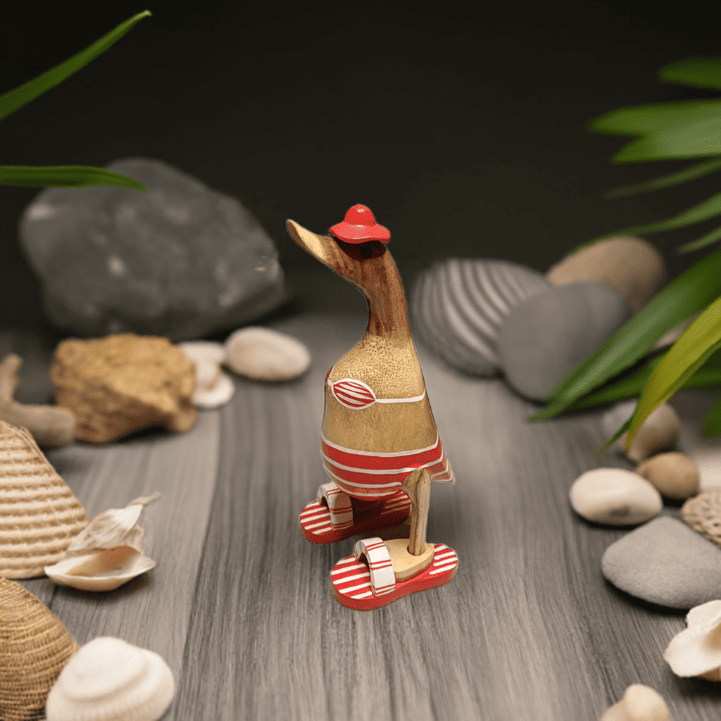 Ente aus Bambus - Badefreund - mit roten Flip Flops, Hut und Bikini - Höhe ca. 25 cm. Wunderschöne Deko aus Bambuswurzel. Jedes Teil handgefertigt und ein Unikat. Ein Hingucker für Drinnen und Draußen