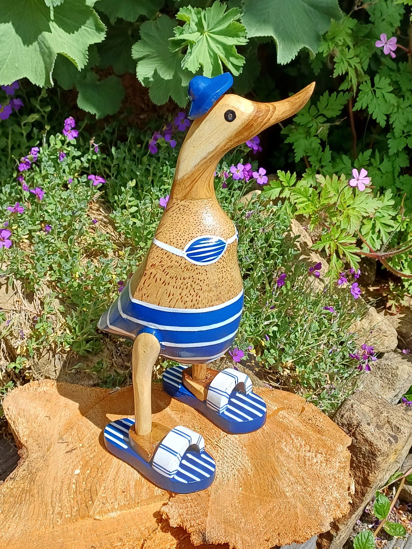 Ente aus Bambus - Badefreund - mit blauen Flip Flops, Hut und Bikini - Höhe ca. 25 cm. Wunderschöne Deko aus Bambuswurzel. Jedes Teil handgefertigt und ein Unikat. Ein Hingucker für Drinnen und Draußen. Zudem stehen die Enten aus Bambus für Familie, Treue & Liebe und Holz für Wachstum. So macht es sie dadurch auch zu einem bedeutungsvollen Geschenk für einen lieben Menschen.