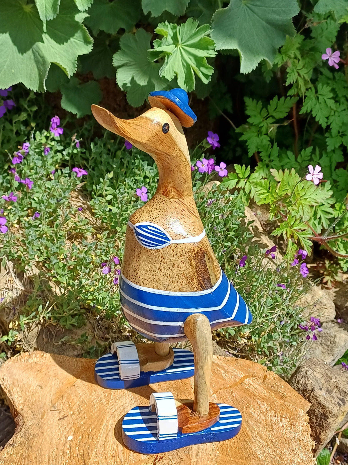 Ente aus Bambus - Badefreund - mit blauen Flip Flops, Hut und Bikini - Höhe ca. 25 cm. Wunderschöne Deko aus Bambuswurzel. Jedes Teil handgefertigt und ein Unikat. Ein Hingucker für Drinnen und Draußen. Zudem stehen die Enten aus Bambus für Familie, Treue & Liebe und Holz für Wachstum. So macht es sie dadurch auch zu einem bedeutungsvollen Geschenk für einen lieben Menschen.