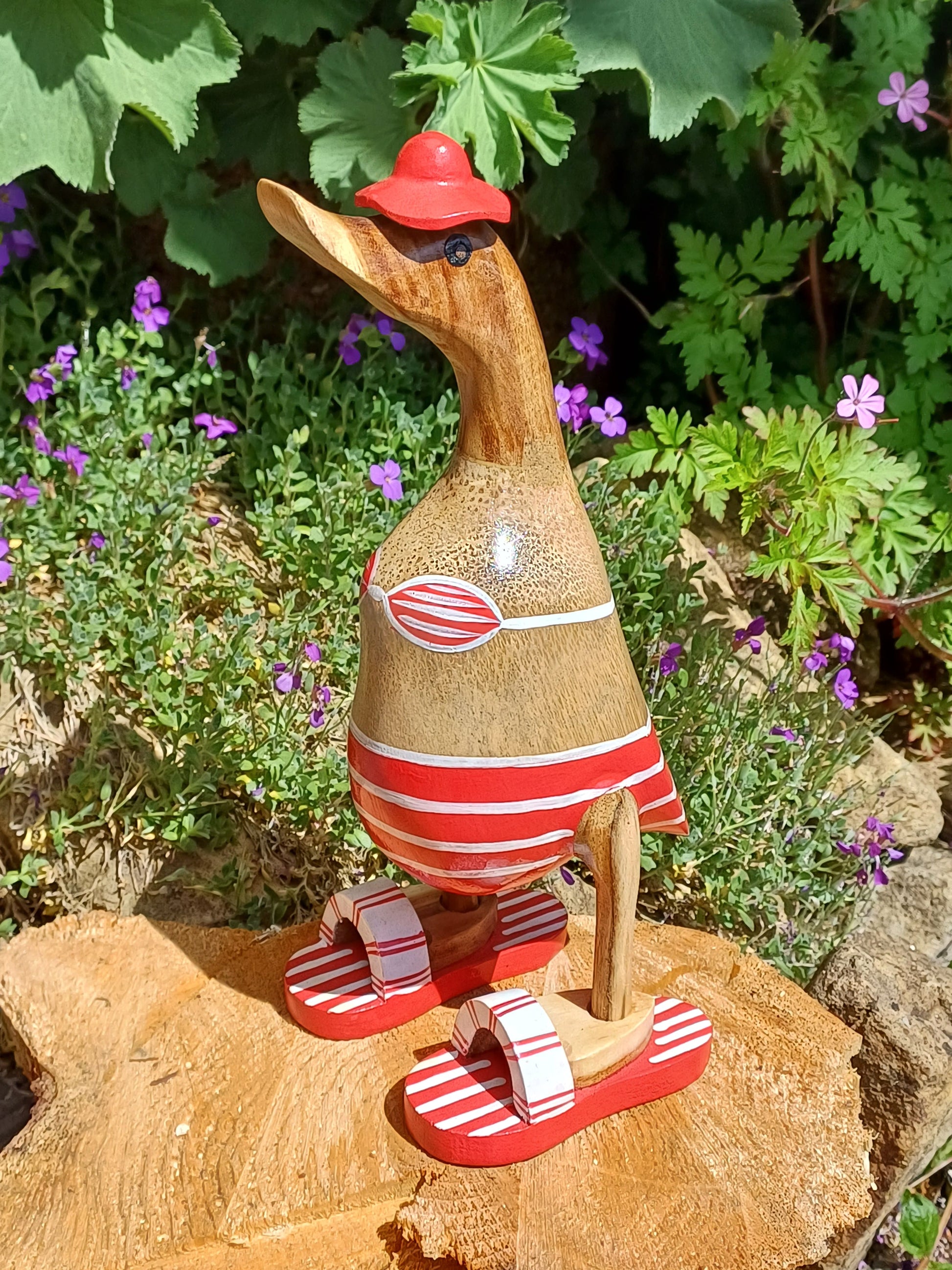 Ente aus Bambus - Badefreund - mit roten Flip Flops, Hut und Bikini - Höhe ca. 25 cm. Wunderschöne Deko aus Bambuswurzel. Jedes Teil handgefertigt und ein Unikat. Ein Hingucker für Drinnen und Draußen. Das Bild ist KI-generiert