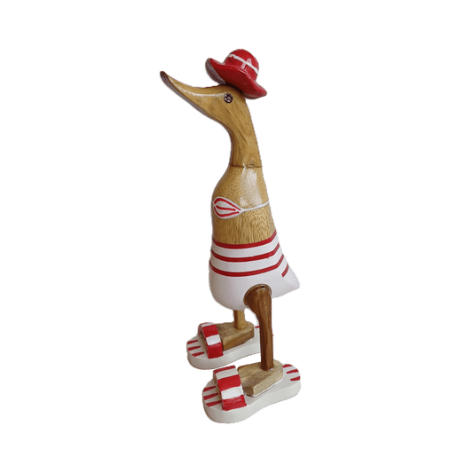 Ente aus Bambus - Badefreund - mit roten Badelatschen, Sonnenhut und Bikini - Höhe ca. 25 cm.
Wunderschöne Deko aus Bambuswurzel. Jedes Teil handgefertigt und ein Unikat. Ein Hingucker für Drinnen und Draußen.
Ente mit Bikini, Sonnenhut und Badelatschen in rot
Farbe: natur / rot / weiß
Material: Bambus
Maße: Höhe 25 cm
Ursprung: Indonesien
Das Bild ist KI-generiert