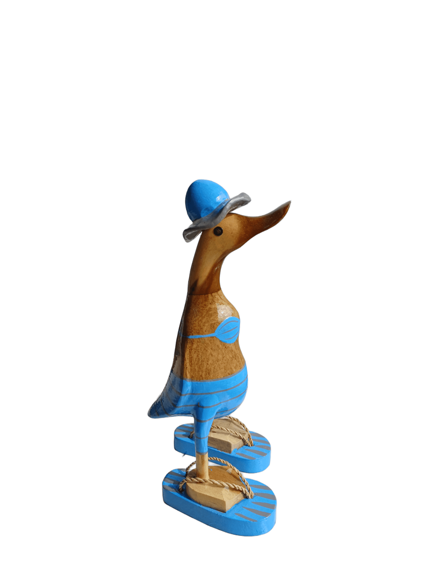 Bambusente im hellblauen Bikini mit grauen Streifen, Sonnenhut und Flip Flops - Höhe ca. 25 cm.
Wunderschöne Deko aus Bambuswurzel. Jedes Teil handgefertigt und ein Unikat. Ein Hingucker für Drinnen und Draußen
Zudem stehen die Enten aus Bambus für Familie, Treue & Liebe und Holz für Wachstum. So macht es sie dadurch auch zu einem bedeutungsvollen Geschenk für einen lieben Menschen.