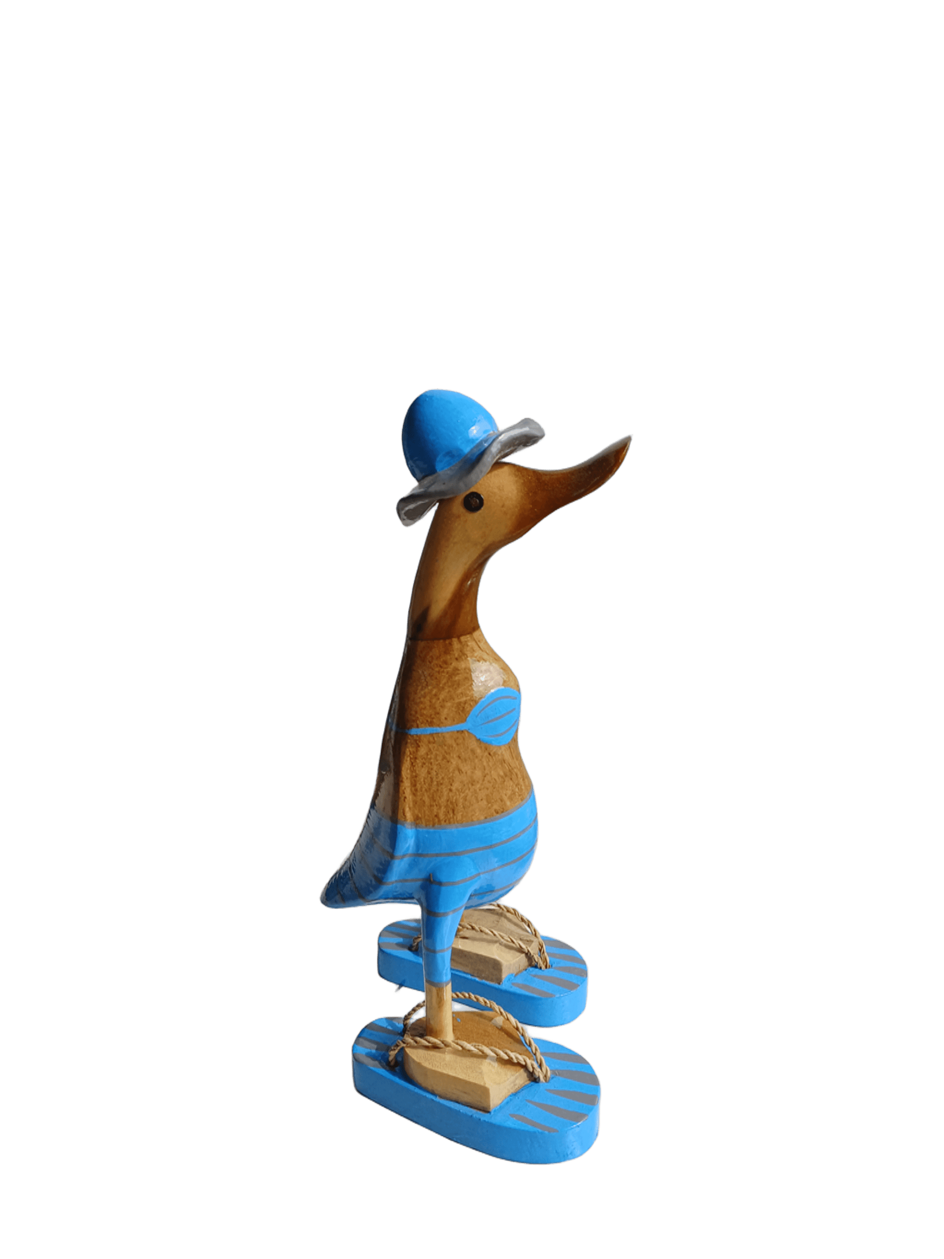 Bambusente im hellblauen Bikini mit grauen Streifen, Sonnenhut und Flip Flops - Höhe ca. 25 cm.
Wunderschöne Deko aus Bambuswurzel. Jedes Teil handgefertigt und ein Unikat. Ein Hingucker für Drinnen und Draußen
Zudem stehen die Enten aus Bambus für Familie, Treue & Liebe und Holz für Wachstum. So macht es sie dadurch auch zu einem bedeutungsvollen Geschenk für einen lieben Menschen.