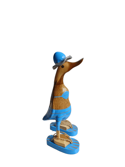 Bambusente im hellblauen Bikini mit grauen Streifen, Sonnenhut und Flip Flops - Höhe ca. 25 cm.
Wunderschöne Deko aus Bambuswurzel. Jedes Teil handgefertigt und ein Unikat. Ein Hingucker für Drinnen und Draußen
Zudem stehen die Enten aus Bambus für Familie, Treue & Liebe und Holz für Wachstum. So macht es sie dadurch auch zu einem bedeutungsvollen Geschenk für einen lieben Menschen.