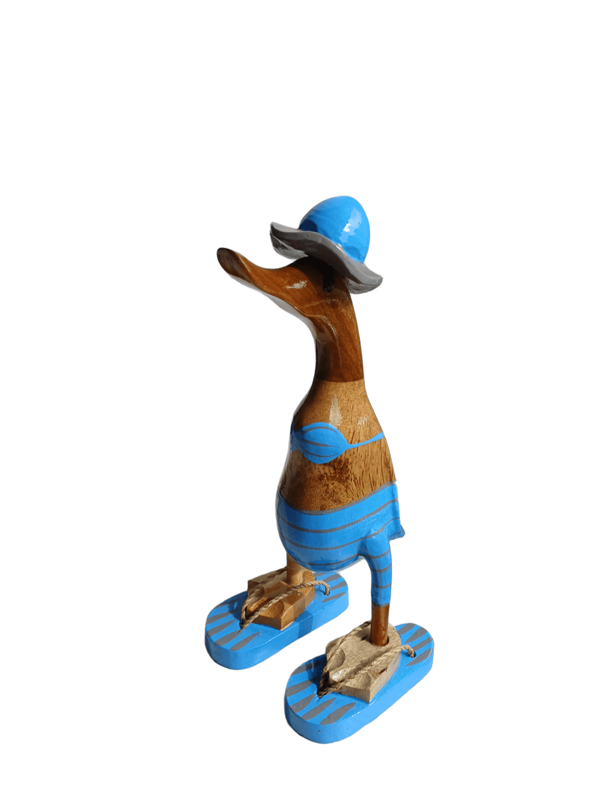 Bambusente im hellblauen Bikini mit grauen Streifen, Sonnenhut und Flip Flops - Höhe ca. 25 cm.
Wunderschöne Deko aus Bambuswurzel. Jedes Teil handgefertigt und ein Unikat. Ein Hingucker für Drinnen und Draußen
Zudem stehen die Enten aus Bambus für Familie, Treue & Liebe und Holz für Wachstum. So macht es sie dadurch auch zu einem bedeutungsvollen Geschenk für einen lieben Menschen.