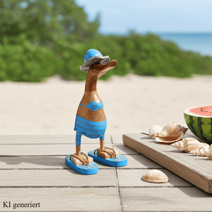 Bambusente im hellblauen Bikini mit grauen Streifen, Sonnenhut und Flip Flops - Höhe ca. 25 cm.
Wunderschöne Deko aus Bambuswurzel. Jedes Teil handgefertigt und ein Unikat. Ein Hingucker für Drinnen und Draußen
Zudem stehen die Enten aus Bambus für Familie, Treue & Liebe und Holz für Wachstum. So macht es sie dadurch auch zu einem bedeutungsvollen Geschenk für einen lieben Menschen.