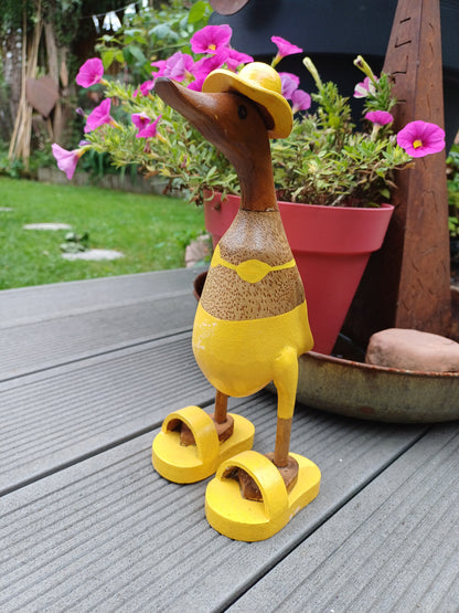 Bambusente mit Bikini, Sonnenhut und Badelatschen in Gelb. Höhe ca. 25 cm.
Wunderschöne Deko aus Bambuswurzel. Jedes Teil handgefertigt und ein Unikat. Ein Hingucker für Drinnen und Draußen.
Zudem stehen die Enten aus Bambus für Familie, Treue & Liebe und Holz für Wachstum. So macht es sie dadurch auch zu einem bedeutungsvollen Geschenk für einen lieben Menschen.