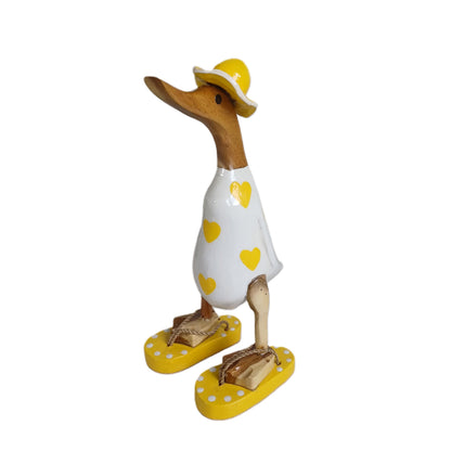 Bambusente - mit gelben Herzen, orangen Flip Flops und Sonnenhut und einer Höhe von 25 cm.       Wunderschöne Deko aus Bambuswurzel. Jedes Teil handgefertigt und ein Unikat. Ein Hingucker für Drinnen und Draußen.
Zudem stehen die Enten aus Bambus für Familie, Treue & Liebe und Holz für Wachstum. So macht es sie dadurch auch zu einem bedeutungsvollen Geschenk für einen lieben Menschen.