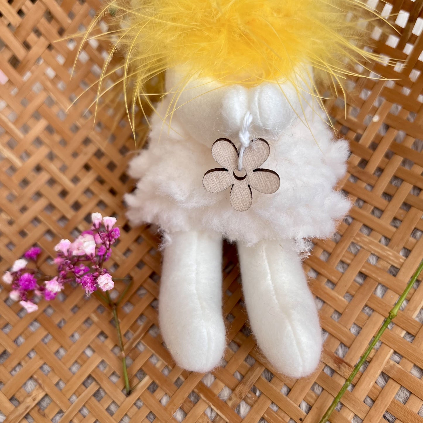 Diese beiden süßen Hasen haben eine Blume aus Holz in ihren Händen. Es gibt sie in 2 Ausführungen. Entweder mit gelben, oder mit einem weißen Kleidchen.
Maße: Höhe ca 20 cm + Hänger
Material: Stoff, Filz, Holz
Farben: gelb, weiß
Lieferumfang: 1 Hase zum Hängen in der ausgesuchten Farbe