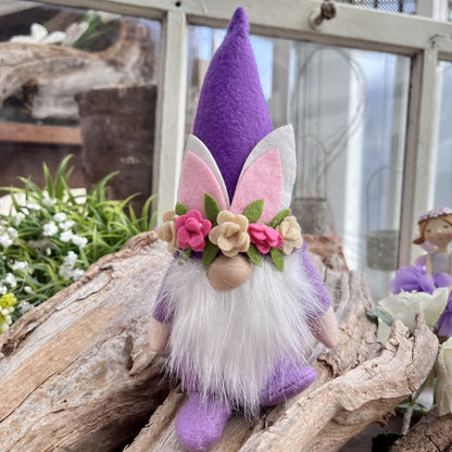 Wichtel Osterhase in 3 Farben erhältlich - In Kombination bilden die drei Wichtel das perfekte Trio zu Ostern. Höhe:20cm - Gewicht: 225 g - Applikationen: Filz Blumen, Hasenohren - Material: Filz, Holz, Stoff - Farben: grün, rosa, lila, weiß