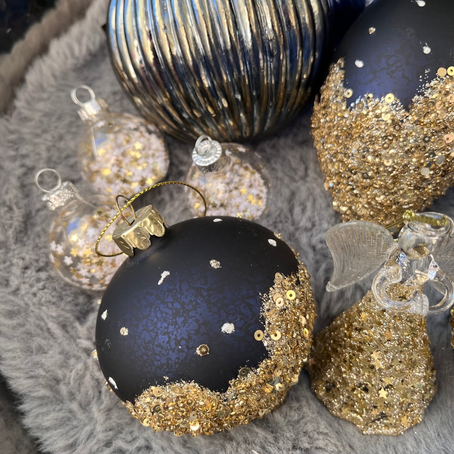 Dieses ausgewählte Set an Weihnachtskugeln ist ein wahres Unikat!
Es besteht aus 14 funkelnden Glaskugeln. Die Besonderheit: In dieser Kombination ist es nur einmal erhältlich.
Der ursprüngliche Verkaufspreis im Ladengeschäft liegt bei 75,50€.
Maße: verschiedene Größen
Farben: Gold, Blau
Material: Glas
Lieferumfang: 14 Christbaumkugeln in verschiedenen Größen