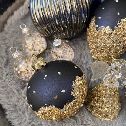 Dieses ausgewählte Set an Weihnachtskugeln ist ein wahres Unikat!
Es besteht aus 14 funkelnden Glaskugeln. Die Besonderheit: In dieser Kombination ist es nur einmal erhältlich.
Der ursprüngliche Verkaufspreis im Ladengeschäft liegt bei 75,50€.
Maße: verschiedene Größen
Farben: Gold, Blau
Material: Glas
Lieferumfang: 14 Christbaumkugeln in verschiedenen Größen
