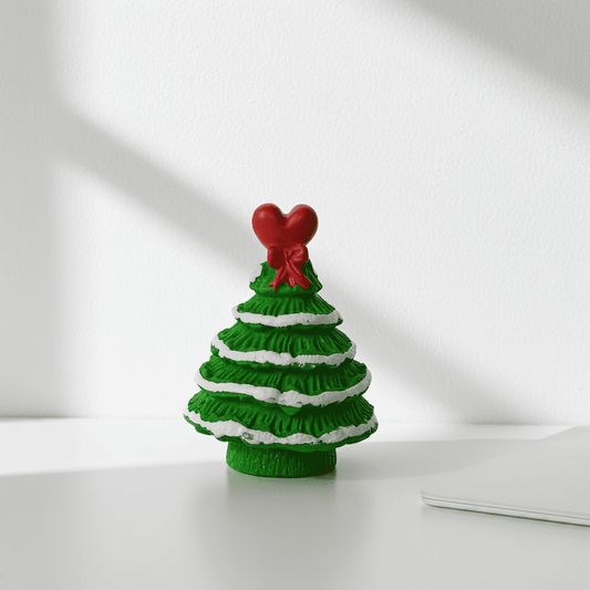 Diesen dekorativen Weihnachtsbaum gibt es in drei Ausführungen. Die Spitze gibt es als Herz, Stern oder Mond. Die Größe variiert je nach Ausführung, zwischen 3,6 cm und 4,2 cm. Der Christbaum ist für den Wichtel zum Weihnachtsfest unerlässlich. Also ein sehr wichtiges Wichteltür Zubehör.