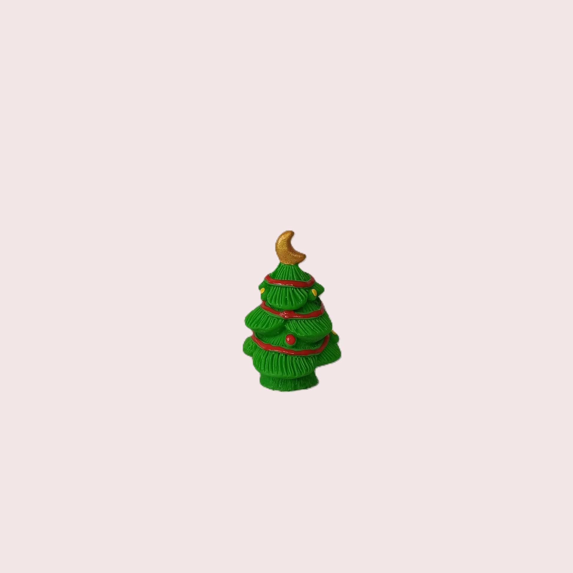 Diesen dekorativen Weihnachtsbaum gibt es in drei Ausführungen. Die Spitze gibt es als Herz, Stern oder Mond. Die Größe variiert je nach Ausführung, zwischen 3,6 cm und 4,2 cm. Der Christbaum ist für den Wichtel zum Weihnachtsfest unerlässlich. Also ein sehr wichtiges Wichteltür Zubehör.