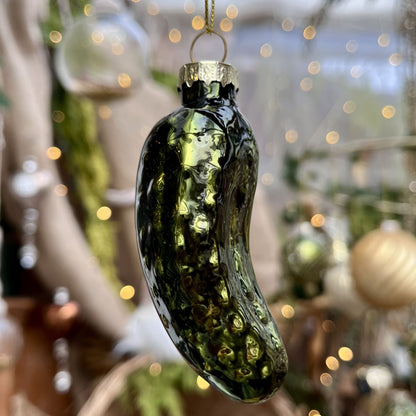 Christbaumkugel „Gurke“ - Glas - ca. 8,5 cm - Weißt du, was es mit dieser Gurke auf sich hat? Wir verraten es dir: Die Weihnachtsgurke wird an Heiligabend im Christbaum versteckt und wer sie zuerst findet, darf als Erster seine Geschenke auspacken. Klingt witzig oder? Versuch es doch auch mal