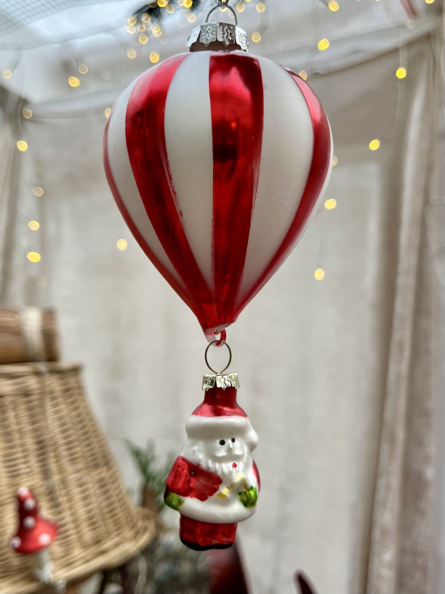 Diese schillernde Christbaumkugel "Santa als Ballonfahrer" wird zum Hingucker auf jedem festlichen Baum! Mit ihrem verspielten Motiv eines fröhlichen Nikolaus bringt sie eine charmante Atmosphäre in dein Zuhause. Maße: H15,0cm D 7 cm + Hänger Farben: bunt 
Material: Glas, Metall