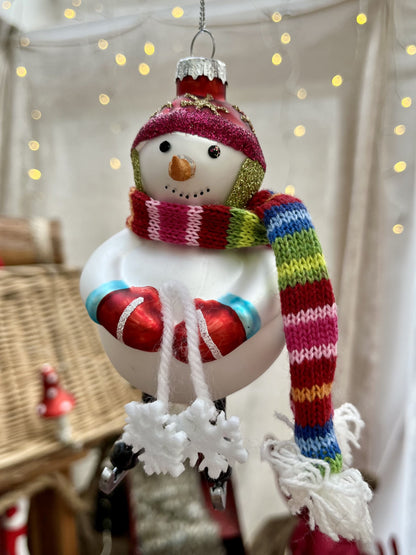 Christbaumkugel „Schneemann“ - Glas - ca. 13 cm - Wer kann schon diesem bezaubernden Lächeln des süßen Schneemanns mit seinen Schlittschuhen und dem bunten Schal widerstehen?