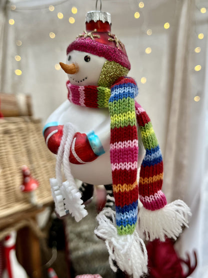 Christbaumkugel „Schneemann“ - Glas - ca. 13 cm - Wer kann schon diesem bezaubernden Lächeln des süßen Schneemanns mit seinen Schlittschuhen und dem bunten Schal widerstehen?