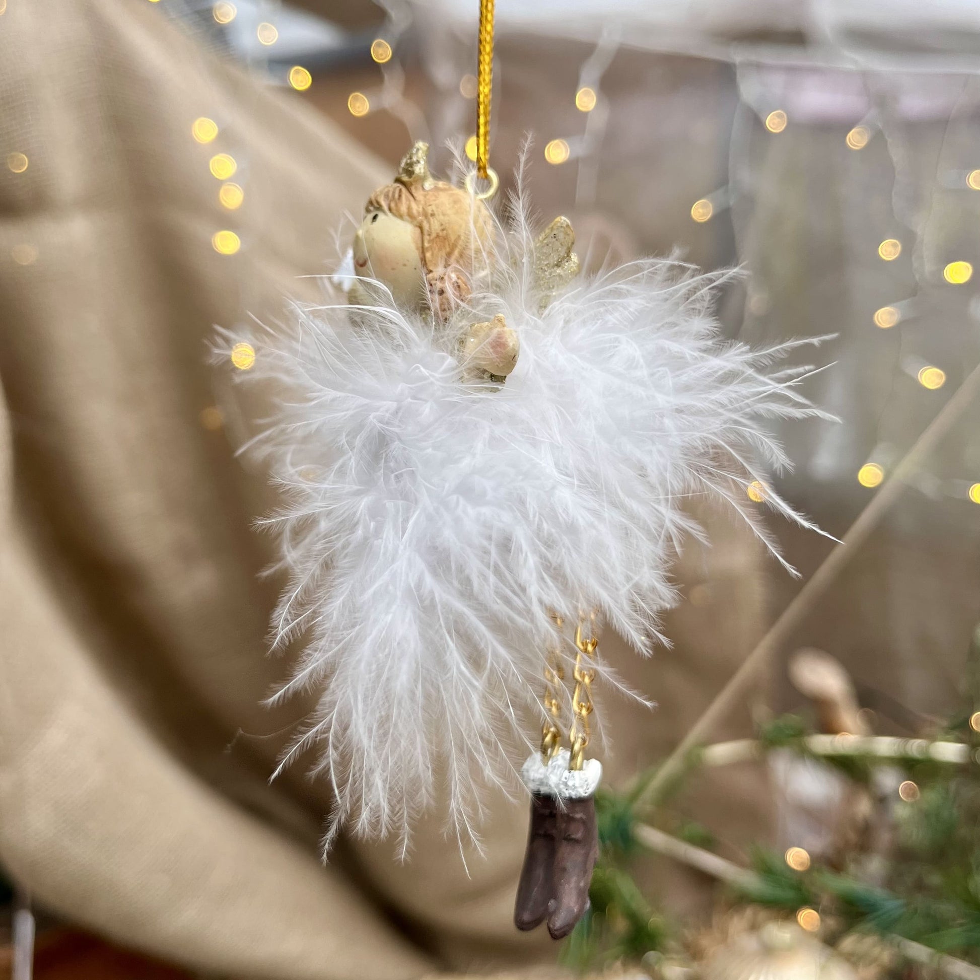 Dieser zarte Federengel mit Krönchen verleiht eurem Weihnachtsbaum eine besondere Note. Das federleichte Kleid wiegt sanft auf und ab und sorgt für eine beruhigende, festliche Atmosphäre. Mit einer Höhe von ca. 11,5 cm ist er in zwei eleganten Varianten erhältlich und bringt himmlischen Glanz in eure Weihnachtsdekoration.