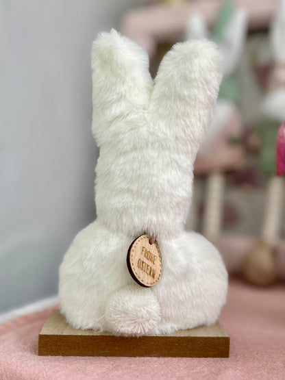 Hase aus Plüsch auf einem Holzsockel mit einem Anhänger "Frohe Ostern"
Höhe:&nbsp;ca. 19,0 cm
Material: Holz, Plüsch
Farben: weiß, braun
Lieferumfang: 1 Hase aus Plüsch auf Holzsockel