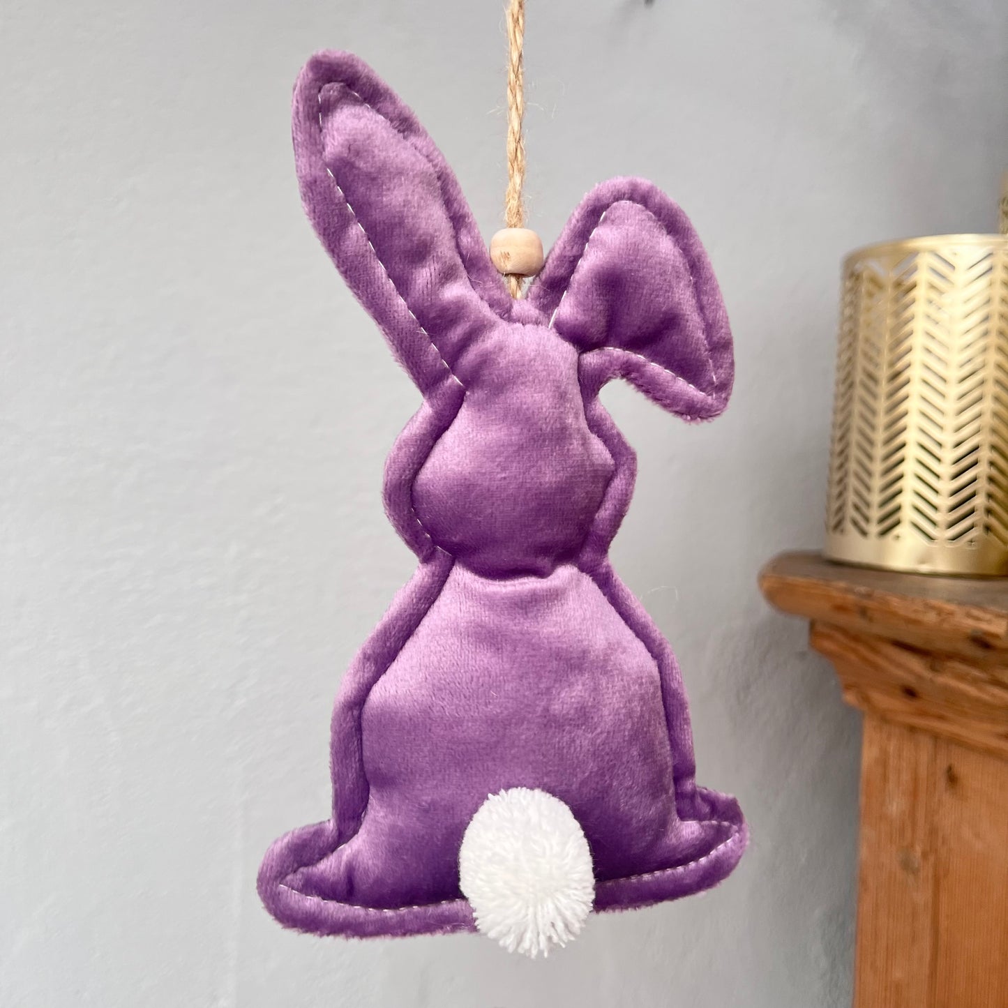 Hase aus Samt zum Hängen in lila - niedlicher Osterhase mit lustigem weißen Bommel
Maße: H 17 cm x B 10,0 cm + Hänger
Material: Samt
Farbe: lila Hase mit weißem Bommel