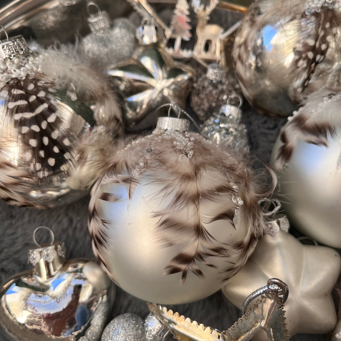 Dieses ausgewählte Set an Weihnachtskugeln ist ein wahres Unikat!
Es besteht aus 22 funkelnden Glaskugeln und 2 Metallsternen. Die Besonderheit: In dieser Kombination ist es nur einmal erhältlich.
Der ursprüngliche Verkaufspreis im Ladengeschäft liegt bei 77,80€.
Maße: verschiedene Größen
Farben: Silber, Creme, Braun
Material: Glas
Lieferumfang: 20 Christbaumkugeln in verschiedenen Größen u. 2 Metallsternen