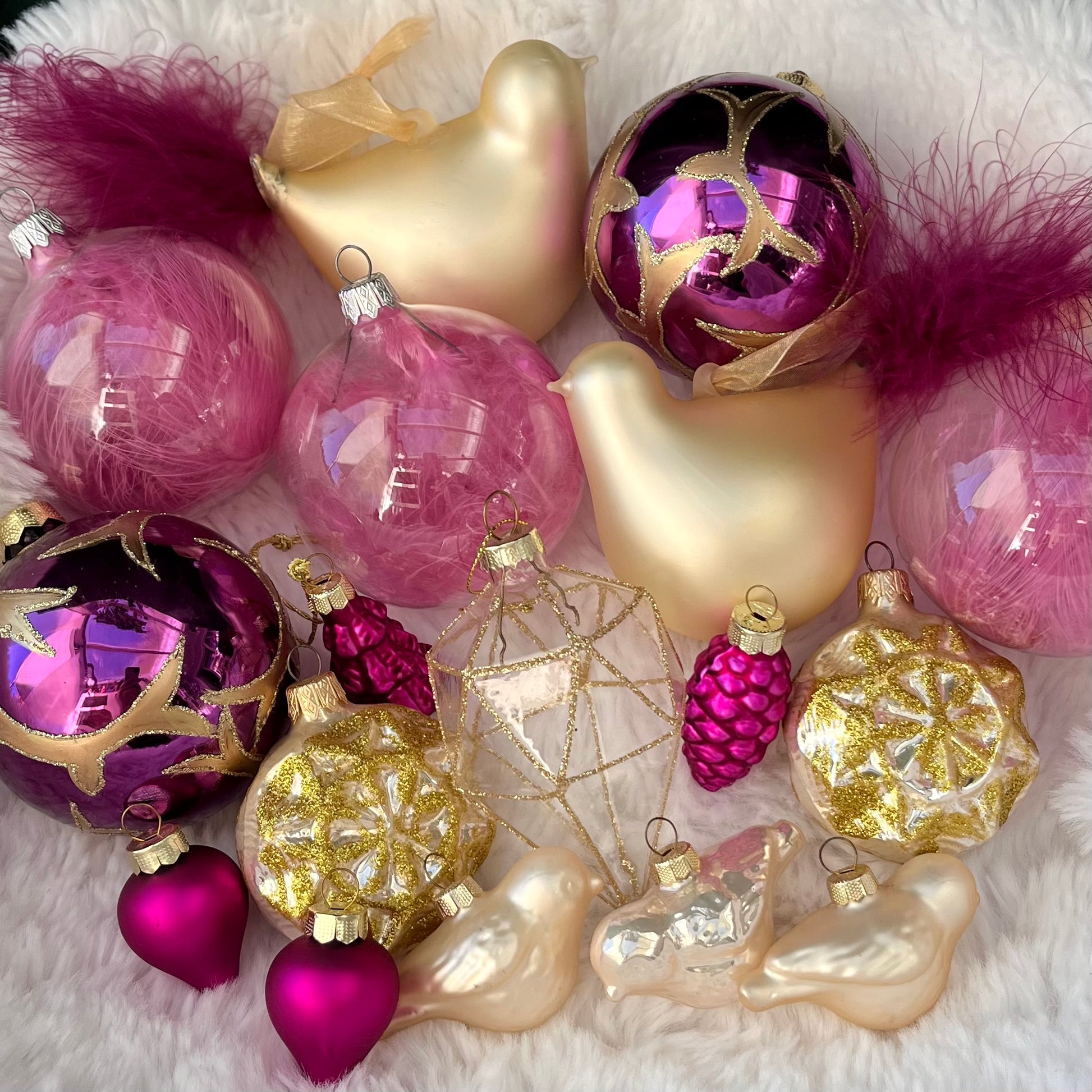 Dieses ausgewählte Set an Weihnachtskugeln ist ein wahres Unikat!
Es besteht aus 17 funkelnden Teilen in verschiedenen Formen und Variationen. Die Besonderheit: In dieser Kombination ist es nur einmal erhältlich. 
Der ursprüngliche Verkaufspreis im Ladengeschäft liegt bei 74,30€.
Maße: verschiedene Größen
Farben: Rosa, Pink, Gold, Creme
Material: Glas
Lieferumfang: 17 Christbaumkugeln in verschiedenen Größen