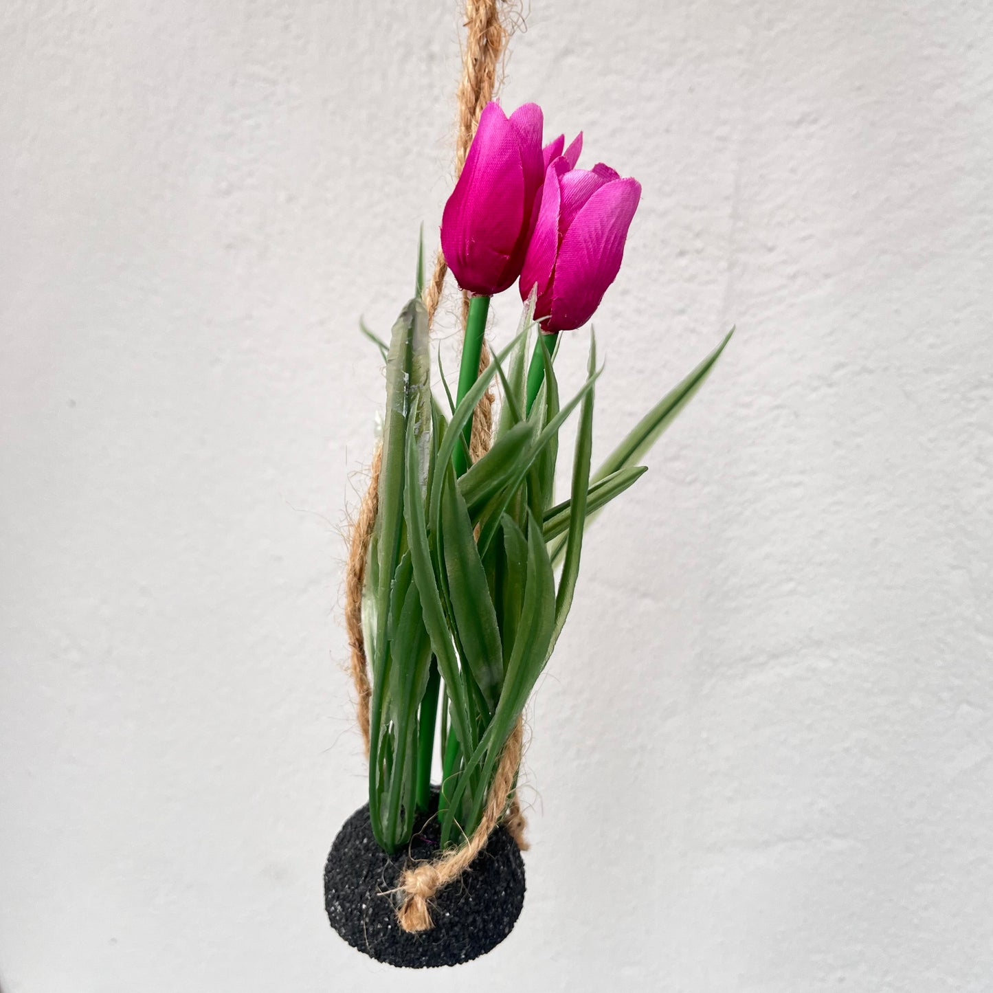 Hängerchen - Dekoration - Blume - Tulpe - Kunstblume - Frühjahr - Frühlingsdekoration
Maße: L 10 cm x B 20 cm x H 40 cm
Material: Kunststoff, Sisal
Farben: pink, grün