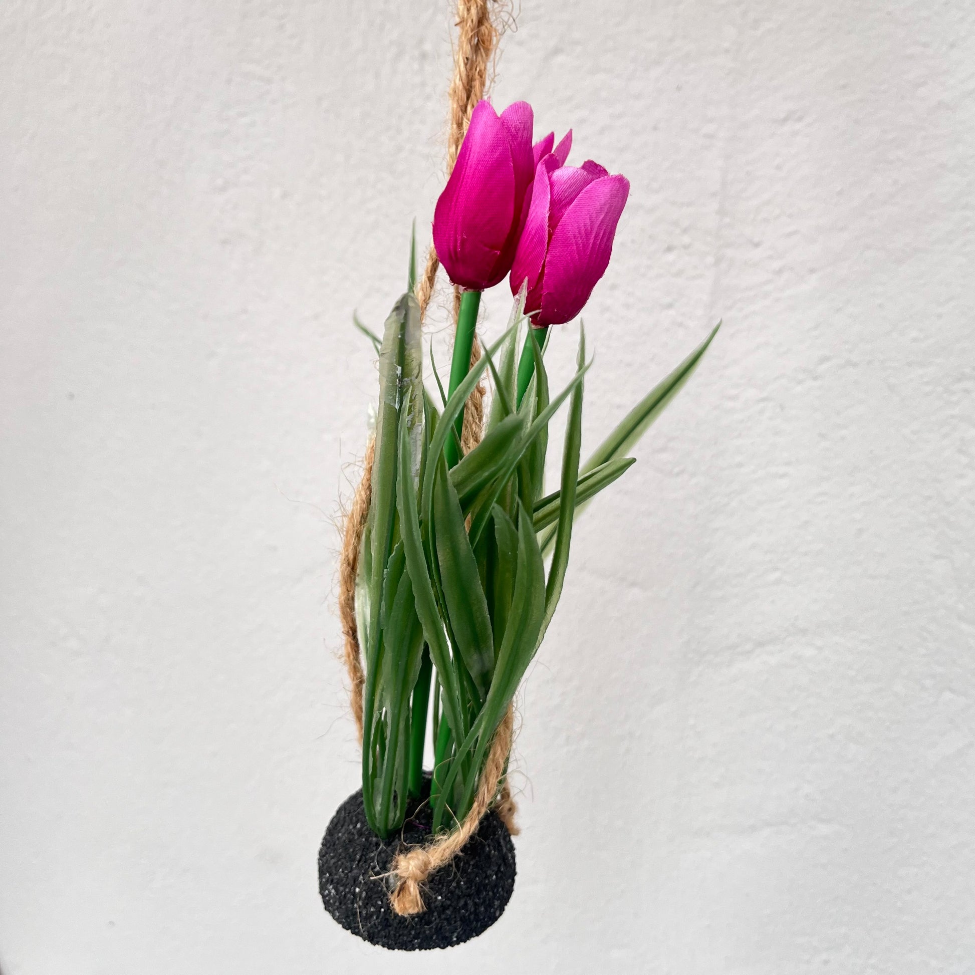 Hängerchen - Dekoration - Blume - Tulpe - Kunstblume - Frühjahr - Frühlingsdekoration
Maße: L 10 cm x B 20 cm x H 40 cm
Material: Kunststoff, Sisal
Farben: pink, grün